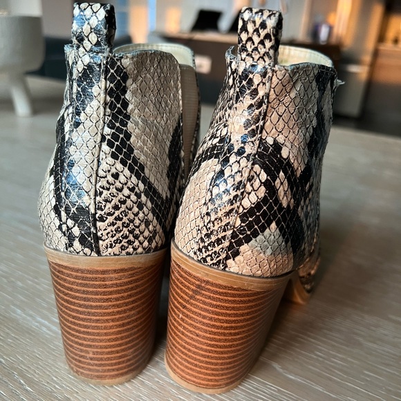 Women’s snakeskin booties. Size 6 - Picture 4 of 5